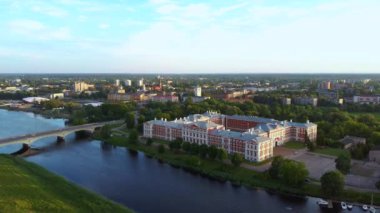 Letonya, Zemgale 'deki Jelgava City Panorama LLU Sarayı' nın hava görüntüsü. Lielupe River Bankası 'ndaki Baltık' taki en büyük Barok Style Castle. Hava Jelgava Şehri Günbatımı Görünümü.
