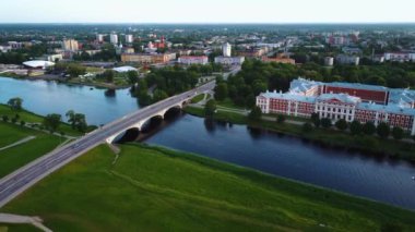Letonya, Zemgale 'deki Jelgava City Panorama LLU Sarayı' nın hava görüntüsü. Lielupe River Bankası 'ndaki Baltık' taki en büyük Barok Style Castle. Hava Jelgava Şehri Günbatımı Görünümü.