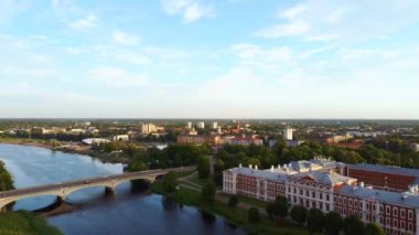 Letonya, Zemgale 'deki Jelgava City Panorama LLU Sarayı' nın hava görüntüsü. Lielupe River Bankası 'ndaki Baltık' taki en büyük Barok Style Castle. Hava Jelgava Şehri Günbatımı Görünümü.