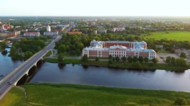 Letonya, Zemgale 'deki Jelgava City Panorama LLU Sarayı' nın hava görüntüsü. Lielupe River Bankası 'ndaki Baltık' taki en büyük Barok Style Castle. Hava Jelgava Şehri Günbatımı Görünümü.