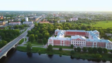 Letonya, Zemgale 'deki Jelgava City Panorama LLU Sarayı' nın hava görüntüsü. Lielupe River Bankası 'ndaki Baltık' taki en büyük Barok Style Castle. Hava Jelgava Şehri Günbatımı Görünümü.