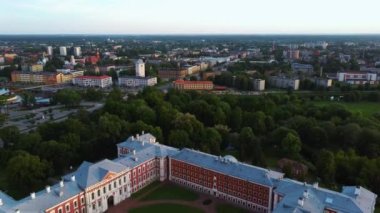 Letonya, Zemgale 'deki Jelgava City Panorama LLU Sarayı' nın hava görüntüsü. Lielupe River Bankası 'ndaki Baltık' taki en büyük Barok Style Castle. Hava Jelgava Şehri Günbatımı Görünümü.