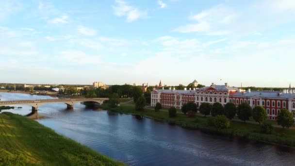 位于Zemgale的Jelgava City Panorama Llu Palace的空中景观 Lielupe河岸Baltics最大的巴洛克风格城堡 空中Jelgava市日落景观 — 图库视频影像