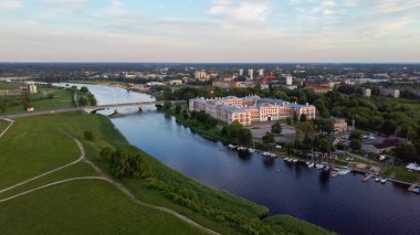 Letonya, Zemgale 'deki Jelgava City Panorama LLU Sarayı' nın hava görüntüsü. Lielupe River Bankası 'ndaki Baltık' taki en büyük Barok Style Castle. Hava Jelgava Şehri Günbatımı Görünümü.