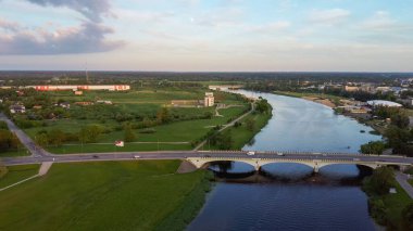 Letonya, Zemgale 'deki Jelgava City Panorama LLU Sarayı' nın hava görüntüsü. Lielupe River Bankası 'ndaki Baltık' taki en büyük Barok Style Castle. Hava Jelgava Şehri Günbatımı Görünümü.