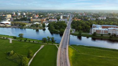 Letonya, Zemgale 'deki Jelgava City Panorama LLU Sarayı' nın hava görüntüsü. Lielupe River Bankası 'ndaki Baltık' taki en büyük Barok Style Castle. Hava Jelgava Şehri Günbatımı Görünümü.
