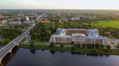 Letonya, Zemgale 'deki Jelgava City Panorama LLU Sarayı' nın hava görüntüsü. Lielupe River Bankası 'ndaki Baltık' taki en büyük Barok Style Castle. Hava Jelgava Şehri Günbatımı Görünümü.