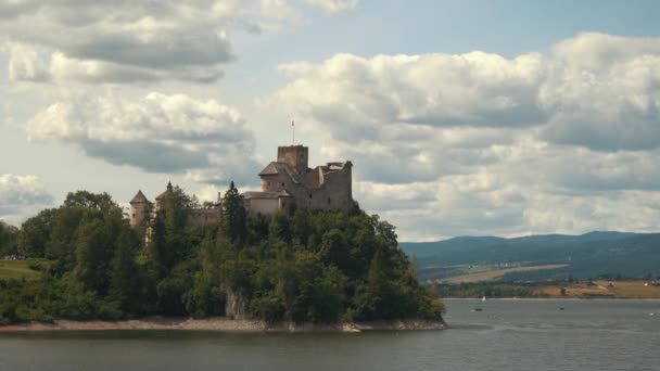 Castillo Niedzica Castillo Dunajec Junto Lago Czorsztynen Las Montañas Pieniny — Vídeo de stock