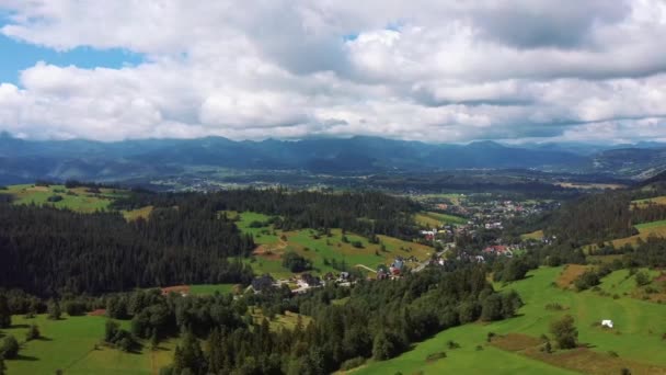 Luftaufnahme Alpendorf Epische Berggipfel Mit Kiefern Bedeckte Hügel Dunst Sonnenaufgangslicht — Stockvideo