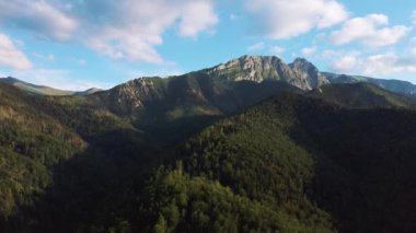 Tatra Dağları Ulusal Parkı Turist Yürüyüş Patikası Sarnia Skala Tepesi Zakopane Tepesi, Polonya. Kaya oluşumu Tatra Dağları Görünümü