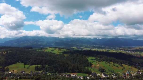 Luftaufnahme Alpendorf Epische Berggipfel Mit Kiefern Bedeckte Hügel Dunst Sonnenaufgangslicht — Stockvideo