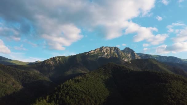 塔特拉山国家公园游客徒步到达波兰萨尼亚斯卡拉峰的顶部 塔特拉山岩层景观 — 图库视频影像