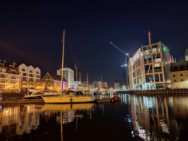 Eski Kente Gdask Tarihi Liman Turna Kapısı ve Motawa Nehri üzerindeki Evler Akşam Saati 'nde Işık Suya Yansıyor Eski Şehrin Akşam Sokağındaki Baltık Limanı' nın Mimari Rıhtımı