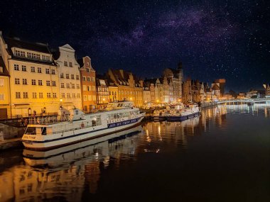 Eski Kente Gdask Tarihi Liman Turna Kapısı ve Motawa Nehri üzerindeki Evler Akşam Saati 'nde Işık Suya Yansıyor Eski Şehrin Akşam Sokağındaki Baltık Limanı' nın Mimari Rıhtımı