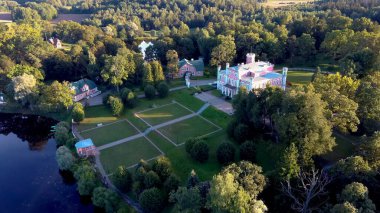 Birinu Sarayı 'nın havadan görünüşü. Letonya Kalesi, Lake With Nice Garden, Drone Shot. Birini Malikanesi, Vidzeme Bölgesi, Letonya. Güneşli Sonbahar Günü