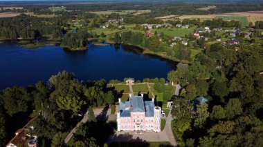 Birinu Sarayı 'nın havadan görünüşü. Letonya Kalesi, Lake With Nice Garden, Drone Shot. Birini Malikanesi, Vidzeme Bölgesi, Letonya. Güneşli Sonbahar Günü