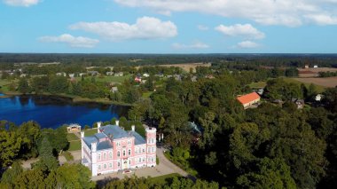 Birinu Sarayı 'nın havadan görünüşü. Letonya Kalesi, Lake With Nice Garden, Drone Shot. Birini Malikanesi, Vidzeme Bölgesi, Letonya. Güneşli Sonbahar Günü