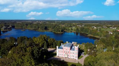 Birinu Sarayı 'nın havadan görünüşü. Letonya Kalesi, Lake With Nice Garden, Drone Shot. Birini Malikanesi, Vidzeme Bölgesi, Letonya. Güneşli Sonbahar Günü