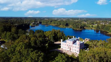 Birinu Sarayı 'nın havadan görünüşü. Letonya Kalesi, Lake With Nice Garden, Drone Shot. Birini Malikanesi, Vidzeme Bölgesi, Letonya. Güneşli Sonbahar Günü