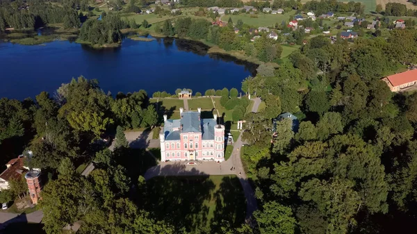 Вид Повітря Палац Біріну Латвійський Замок Озері Гарним Садом Дроне — стокове фото
