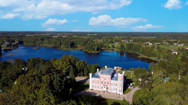 Birinu Sarayı 'nın havadan görünüşü. Letonya Kalesi, Lake With Nice Garden, Drone Shot. Birini Malikanesi, Vidzeme Bölgesi, Letonya. Güneşli Sonbahar Günü