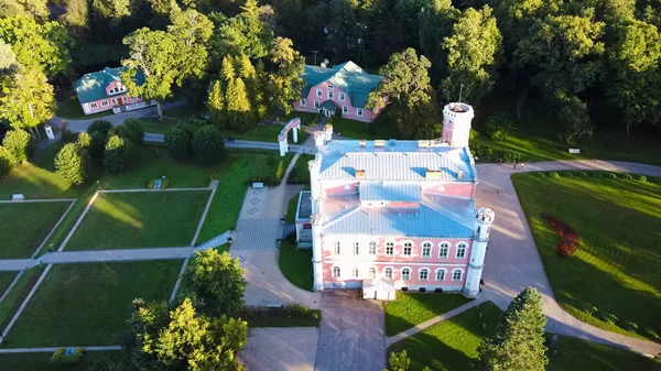 Widok Powietrza Pałac Birinu Łotewski Zamek Nad Jeziorem Ładnym Ogrodem — Zdjęcie stockowe