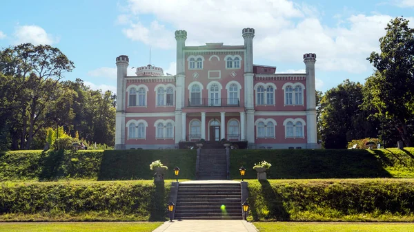 Palacio Birinu Castillo Letonia Junto Lago Con Bonito Jardín Tiro — Foto de Stock