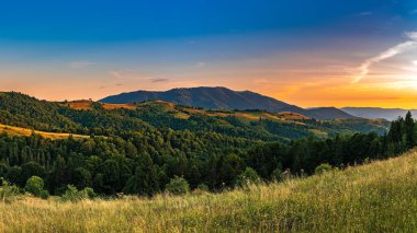 Carpathian dağlarında gün batımı manzarası. Synevyrsky Pereval, Zakarpattia Oblastı, Ukrayna