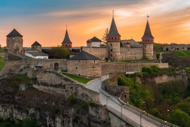 Eski tarihi Kam 'yanets' - Podil 'kyi kalesi gün batımında.