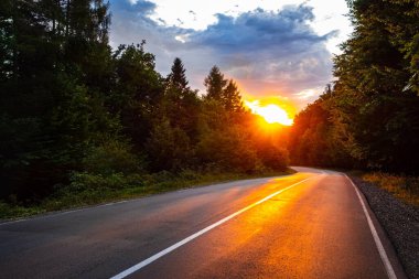 Güzel bir gün batımı manzarasında yol.