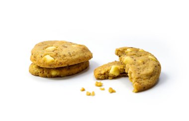 Beyaz arka planda beyaz çikolatalı limonlu kurabiye.