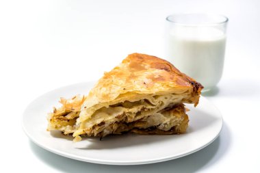 Yoğurtla servis edilen Burek Geleneksel Etli Turta. Geleneksel Balkan kahvaltısı. Beyaz arkaplanda izole