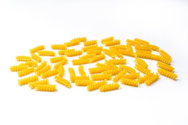 Çiğ Fusilli makarna, beyaz arka planda izole edilmiş, seçici odaklı. İtalyan makarnası