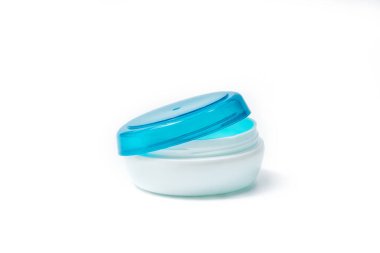 Mavi şeffaf kapaklı boş beyaz plastik plastik krema kavanozu. Beyaz arka planda izole edilmiş. Cilt bakımı için kozmetik ürün, kırpma yolu dahil
