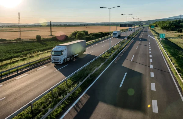 Trzy Ciężarówki Transportowe Przejeżdżające Drodze Krajowej Lub Autostradzie Branża Transportu — Zdjęcie stockowe