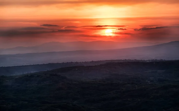 Zachód Słońca Warstwami Wzgórz Gór Miękkie Skupienie Górskie Warstwy Zachodzie — Zdjęcie stockowe