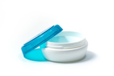 Mavi şeffaf kapaklı boş beyaz plastik plastik krema kavanozu. Beyaz arka planda izole edilmiş. Cilt bakımı için kozmetik ürün