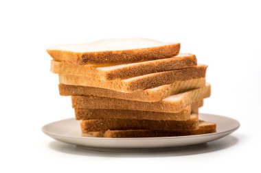 Beyaz zemin üzerinde izole edilmiş ve kırpma yolu da dahil olmak üzere bir tabak tost ekmeği.
