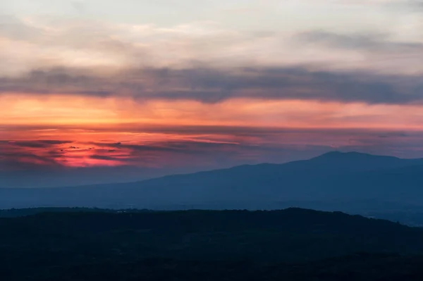 Zachód Słońca Warstwami Wzgórz Gór Miękkie Skupienie Górskie Warstwy Zachodzie — Zdjęcie stockowe