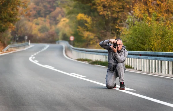 Fotógrafo Camina Por Camino Otoño Con Cámara Tomando Fotos Enfoque — Foto de Stock