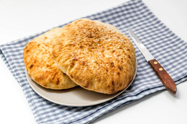 Loafs Pão Trigo Redondo Plano Uma Placa Com Uma Faca — Fotografia de Stock
