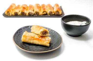 Köfteler hamur işi, siyah oval tabakta kıymalı domuz eti, beyaz arka planda izole edilmiş, kırpma yolu da dahil.