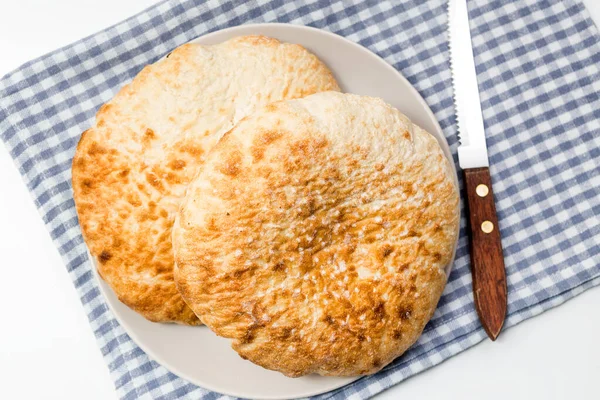 Pâine Grâu Rotund Plat Într Farfurie Cârpă Bucătărie Albastră Deasupra — Fotografie, imagine de stoc