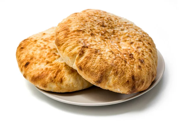 Chleby Płaskiego Okrągłego Chleba Pszennego Talerzu Izolowanym Białym Tle Ścieżką — Zdjęcie stockowe