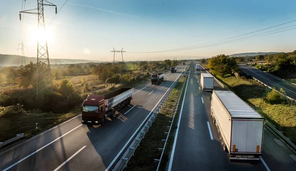 Konvooien Caravans Van Transportwagens Passeren Een Snelweg Bij Een Prachtige — Stockfoto