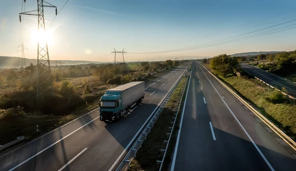 Stor Lastbil Lastbil Landsbygden Motorväg Företagstransport Och Lastbilsindustri — Stockfoto