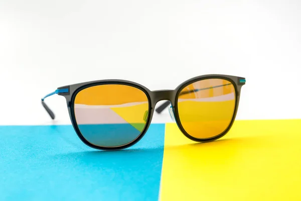 Elegantes Gafas Sol Conceptuales Sobre Fondo Azul Amarillo Blanco Gafas —  Fotos de Stock