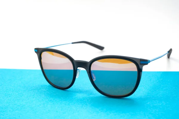 Konzeptionell Elegante Sonnenbrille Auf Blau Weißem Hintergrund Sommeraccessoires Für Sonnenbrillen — Stockfoto