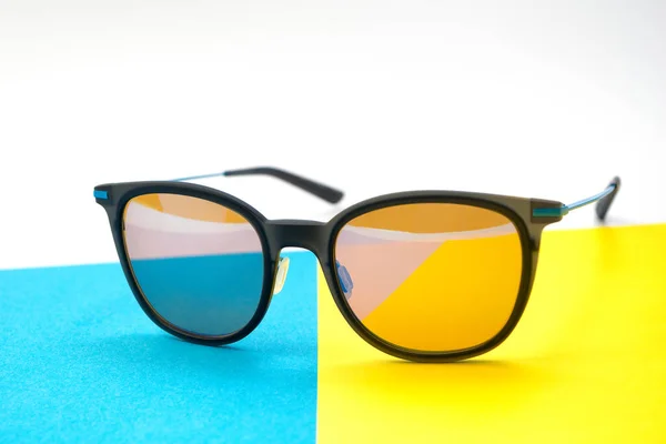 Elegantes Gafas Sol Conceptuales Sobre Fondo Azul Amarillo Blanco Gafas —  Fotos de Stock