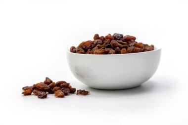 Beyaz arka planda izole edilmiş kahverengi üzümler.